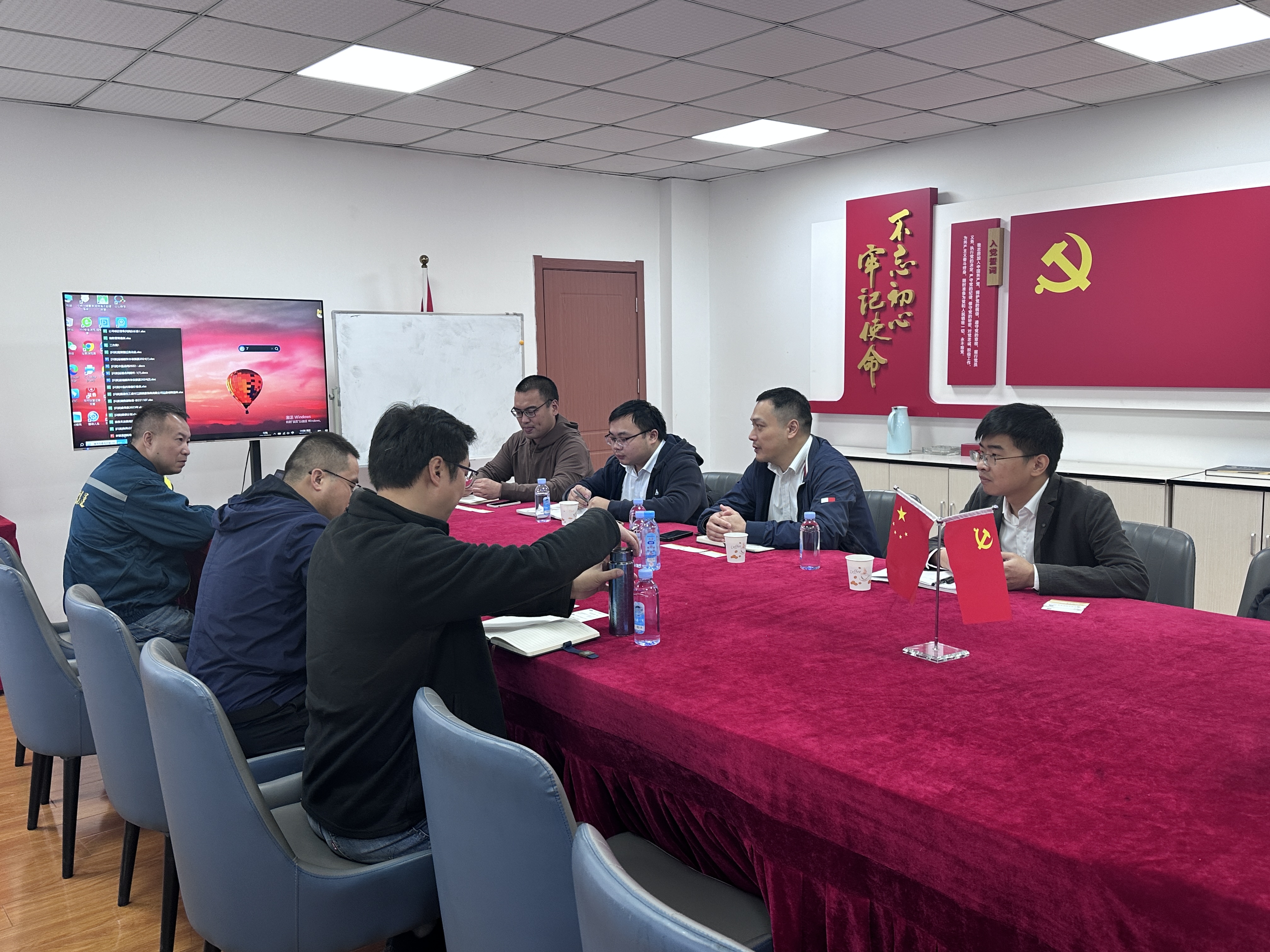 上?；瘜W(xué)工業(yè)品進(jìn)出口有限公司領(lǐng)導(dǎo)蒞臨中鏢危運(yùn)